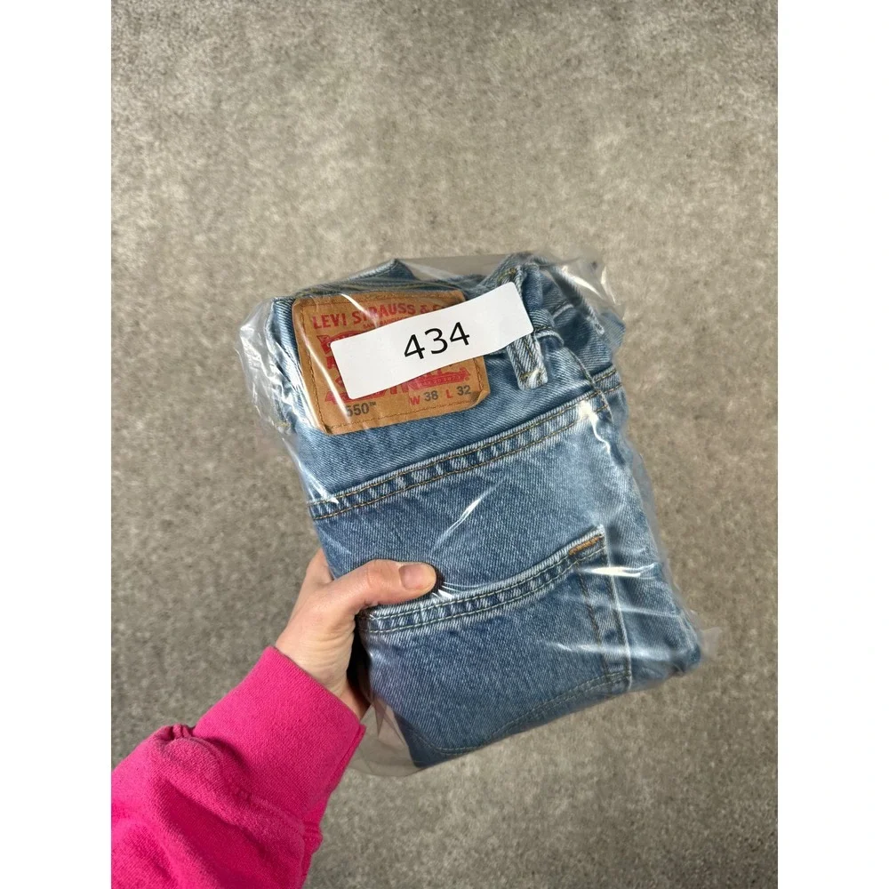 Levis 550 Men's 38x32 Relaxed Fit Tapered Leg Blue Denim Jeans Light Wash